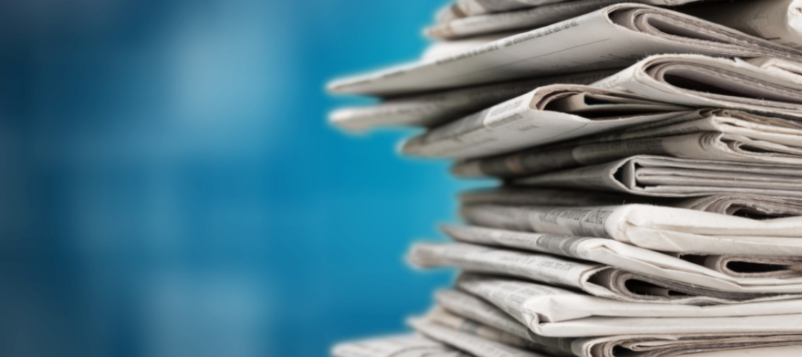 tradycyjne gazety, które są poukładane jedna na drugiej