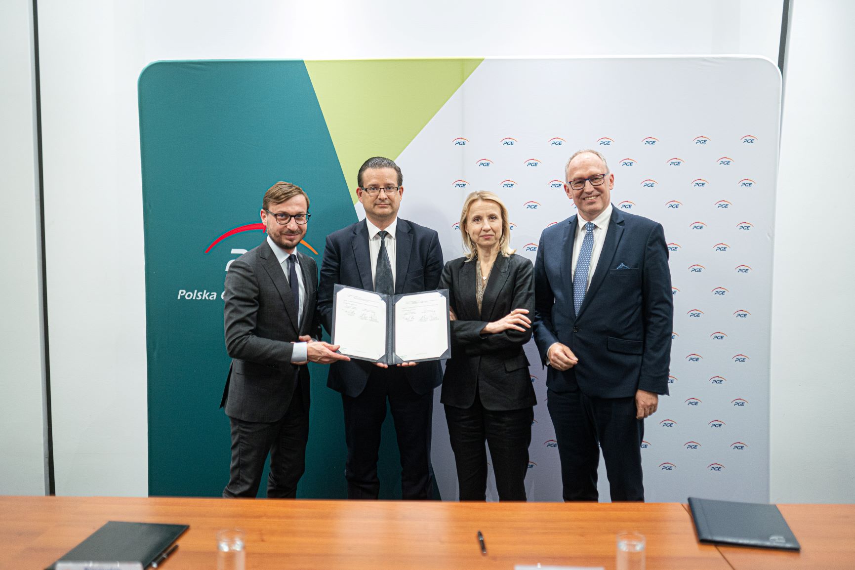 pge-i-europejski-bank-inwestycyjny-wspieraja-transformacje-energetyczna-infrastruktury-kolejowej-w-polsce