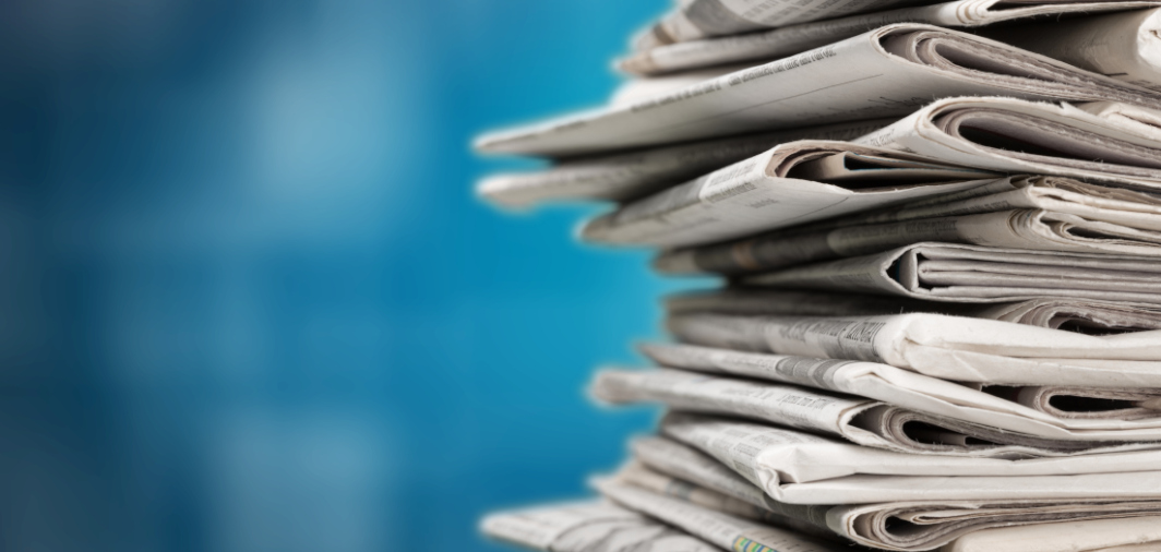 tradycyjne gazety, które są poukładane jedna na drugiej