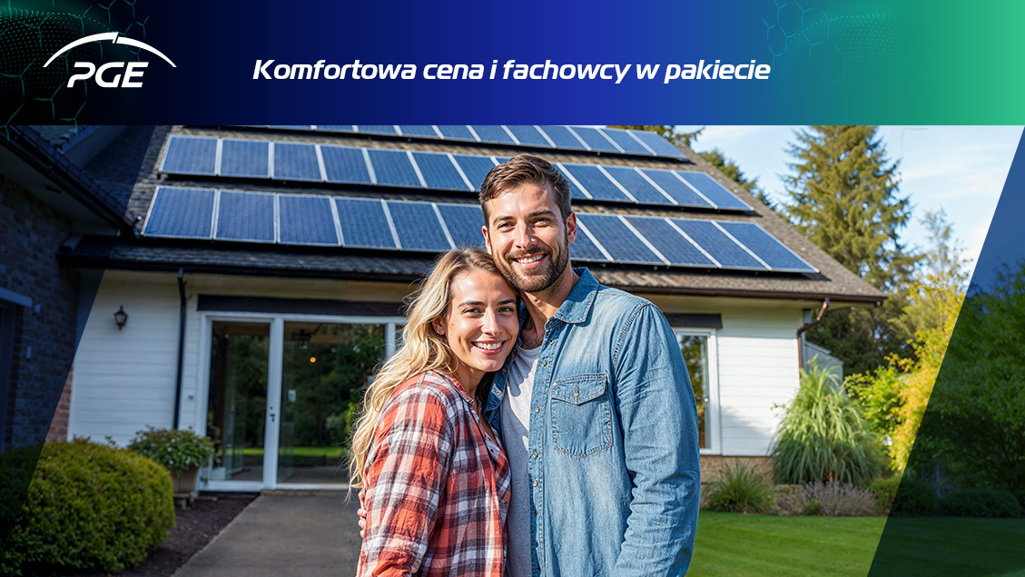 Baner "PGE Prosument Komfort". Uśmiechnięta kobieta i mężczyzna przed domem z instalacją fotowoltaiczną.