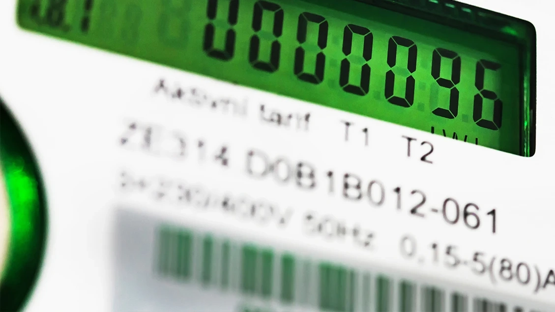 Zbliżenie na wyświetlacz licznika energii elektrycznej